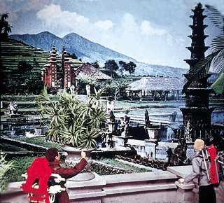 2. ... from a huge Buddha statue. They reached the temple ...